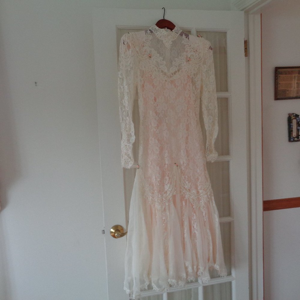 WEDDING DRESS IVORY, LACE, PEARLS, ELEGANT FULLED LINED BEADED SIZE SMALL